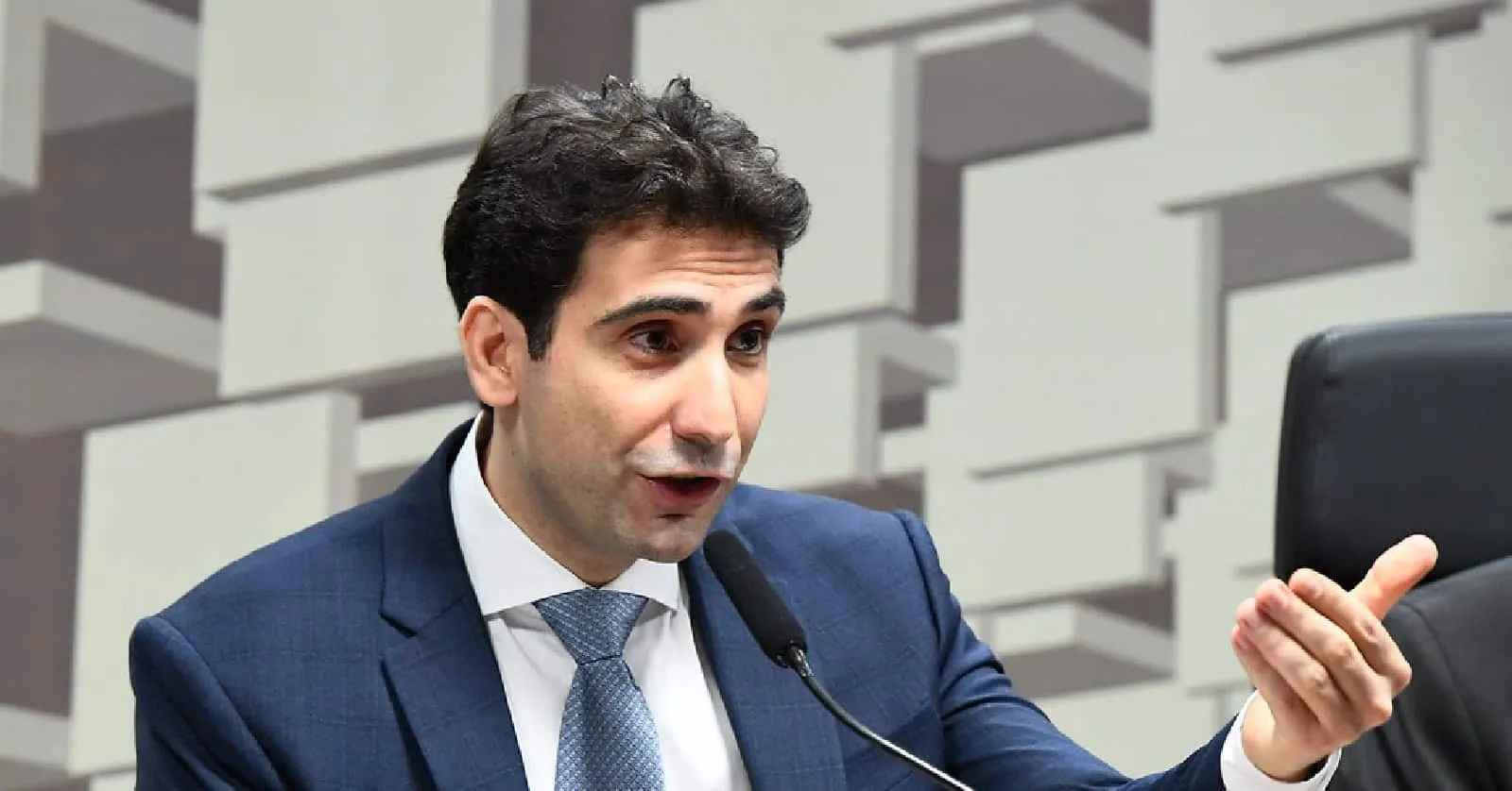 Copom mantém Selic em 15%, enquanto Fed corta juros nos EUA em 0,25 ponto
