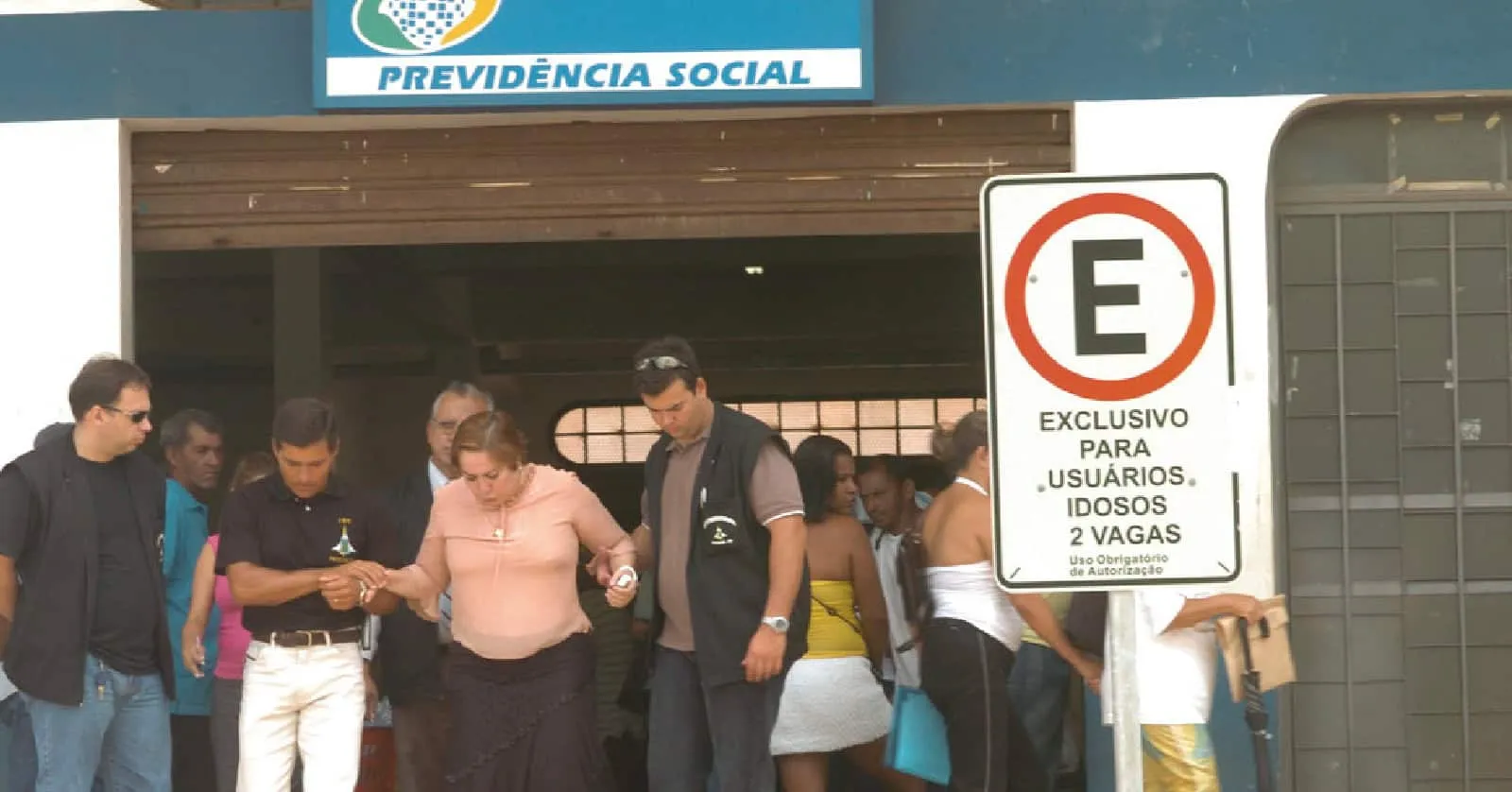 Governo promete reduzir fila do INSS e concluir análise de benefícios em até 45 dias