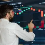 Ibovespa fecha dia em queda, mas acumula alta de 3% em setembro