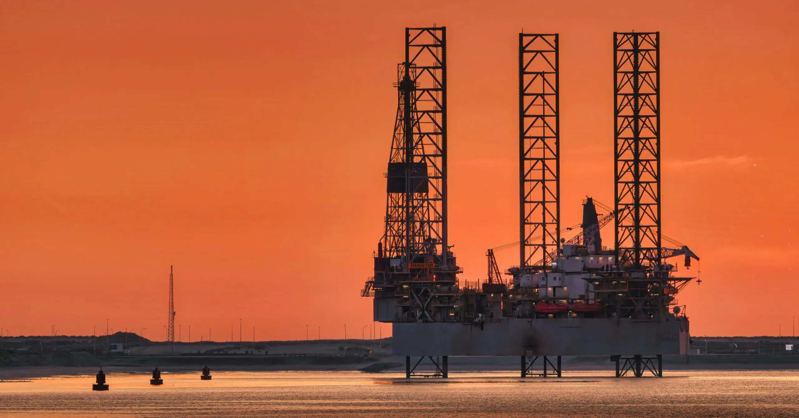 Petróleo sobe e ouro avança em meio a tensões comerciais e cortes da Rússia