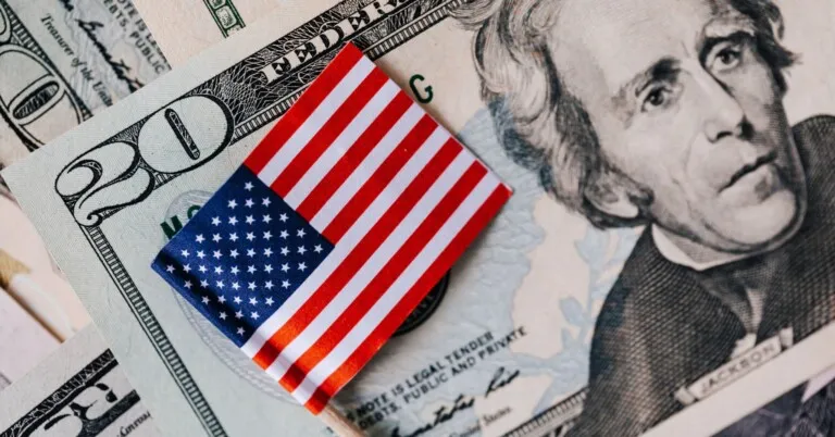 Alta do dólar e queda da B3 expõem nova onda de aversão ao risco