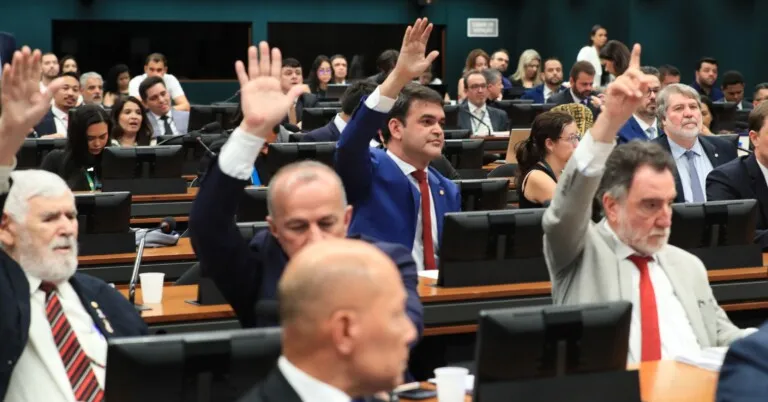 Câmara inicia corte de R$ 800 bilhões em benefícios para resgatar receita estatal