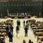 Congresso avança em projeto que regula o uso digital na primeira infância