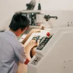 Emprego formal cresce em setembro, mas ritmo desacelera com juros altos