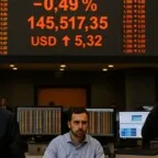 Ibovespa recua 0,49% com cautela fiscal e impacto do exterior; dólar sobe a R$ 5,32