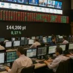 Ibovespa fecha em leve alta com apoio de Wall Street; dólar recua a R$ 5,33