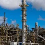 Mercado global de petróleo deve registrar superoferta recorde em 2026, aponta AIE