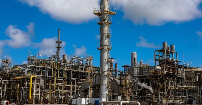 Mercado global de petróleo deve registrar superoferta recorde em 2026, aponta AIE