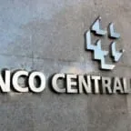 Mercado mantém previsões para PIB e Selic, mas reduz projeção do dólar