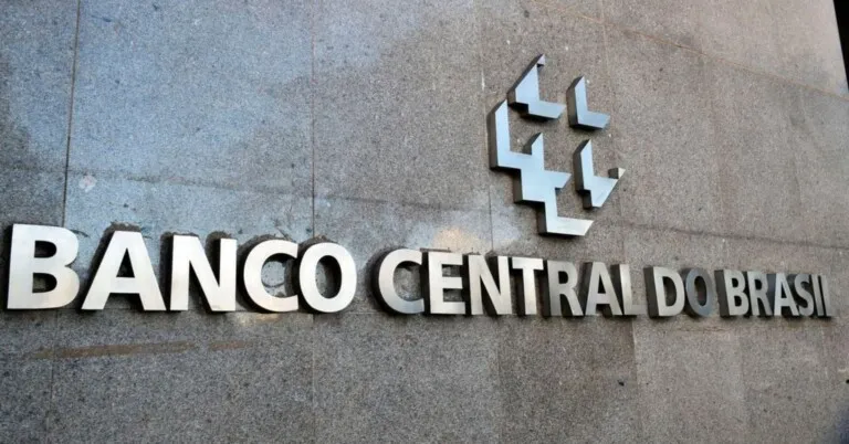 Mercado mantém previsões para PIB e Selic, mas reduz projeção do dólar