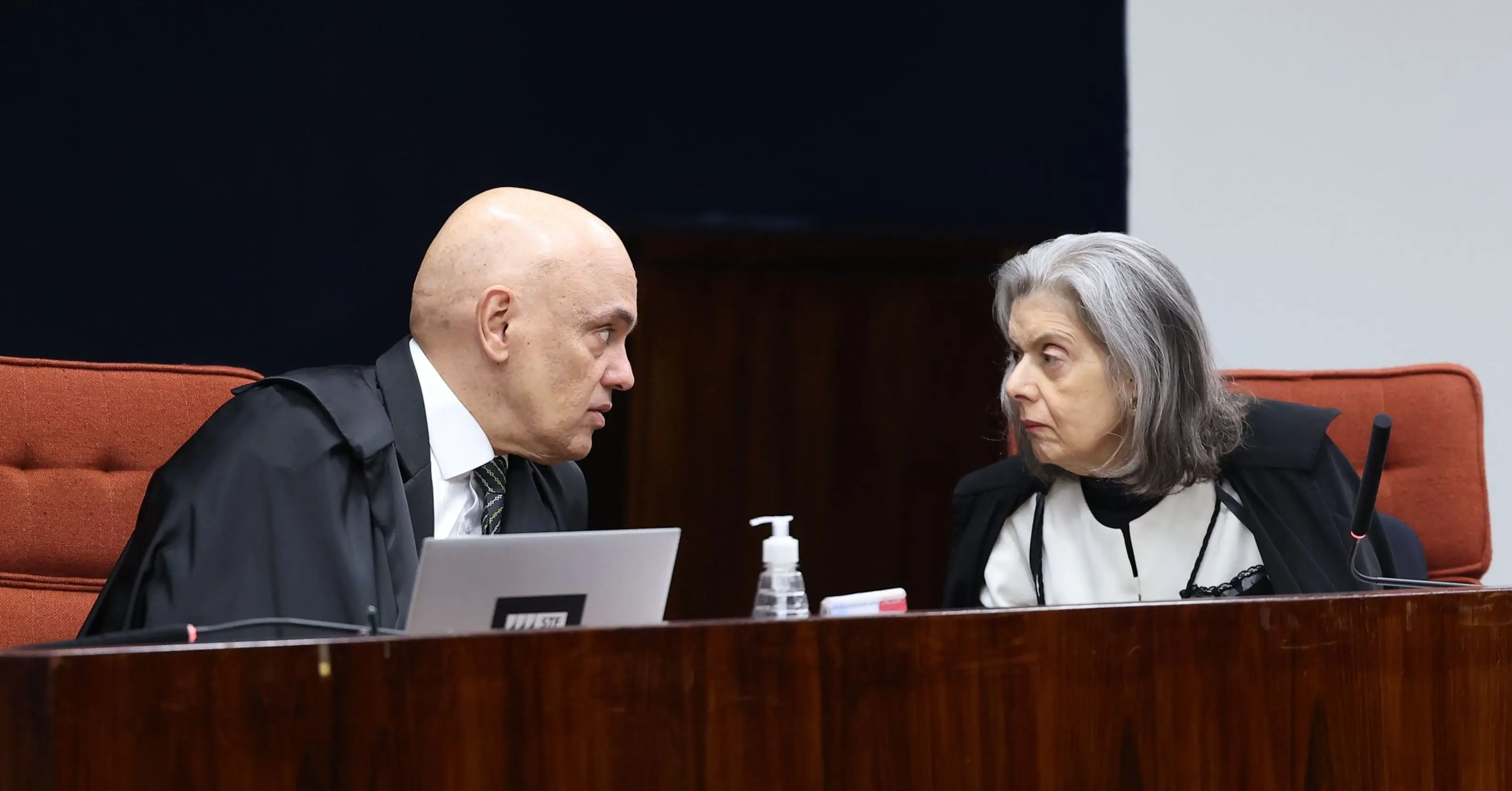 Prisão de Bolsonaro marca freio institucional ao bolsonarismo, avalia cientista político<div class="iad-mobile-excerpt">Adele Robichez, Lucas Krupacz e Nara Lacerda do Brasil de Fato A prisão preventiva do ex-presidente Jair Bolsonaro (PL), decretada no sábado (22) […]</div><div class="iad-cat-meta">  <a href="https://www.iadodinheiro.com.br/author/brasildefato/" class="iad-cat-link">    <span class="iad-cat-name">Brasil de Fato</span>  </a>  <span class="iad-cat-sep"> | </span>  <span class="iad-cat-date">25.11.2025</span></div>