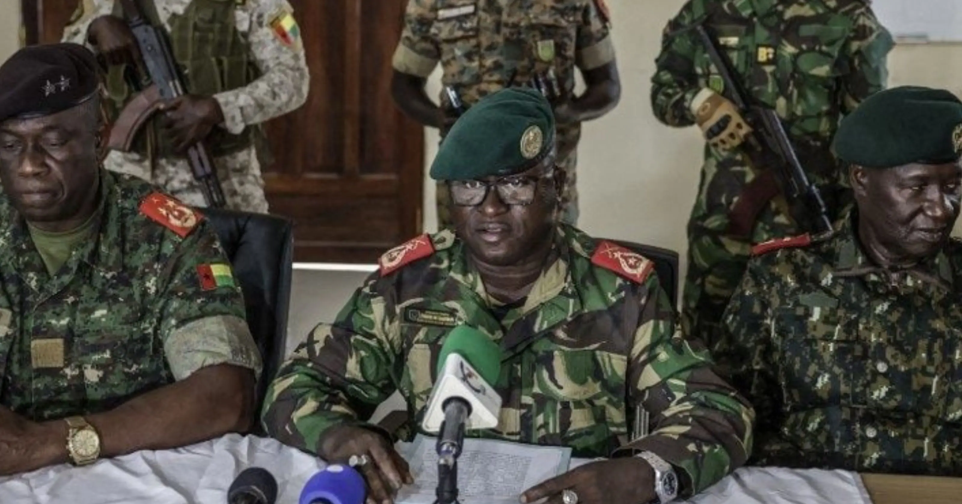 Militares tomam o poder na Guiné-Bissau e suspendem eleições nacionais<div class="iad-mobile-excerpt">Bissau (Guiné-Bissau) — Militares que se autodenominam “Alto Comando Militar para a Restauração da Ordem” tomaram o poder na Guiné-Bissau nesta quarta-feira […]</div><div class="iad-cat-meta">  <a href="https://www.iadodinheiro.com.br/author/ia-dinheiro/" class="iad-cat-link">    <span class="iad-cat-name">Redação IA Dinheiro</span>  </a>  <span class="iad-cat-sep"> | </span>  <span class="iad-cat-date">27.11.2025</span></div>
