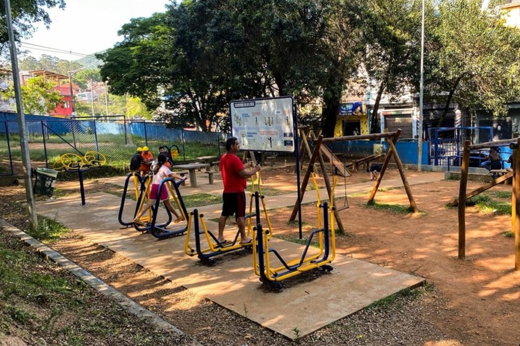Moradores-do-Jardim-Brasilia-em-uma-tarde-utilizando-os-aparelhos-de-ginastica.-FOTO-Jucinara-Lima-1024x681