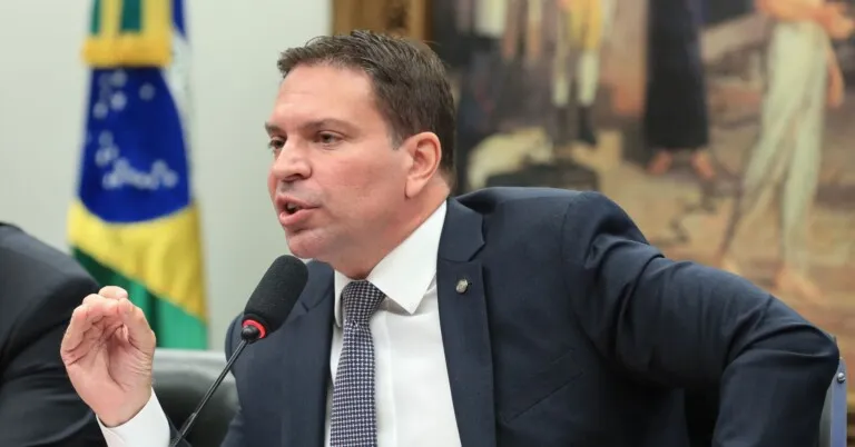 Fuga de Ramagem acentua impasse institucional às vésperas das penas