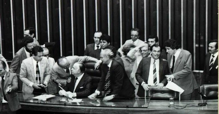 A transição inacabada: democracia e desmonte do Estado