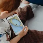 Unesco quer ampliar ensino contra violência digital e proteger alunos online