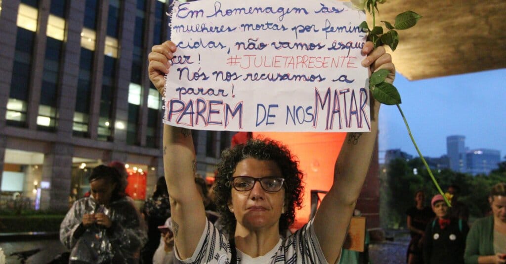 Violência digital contra mulheres