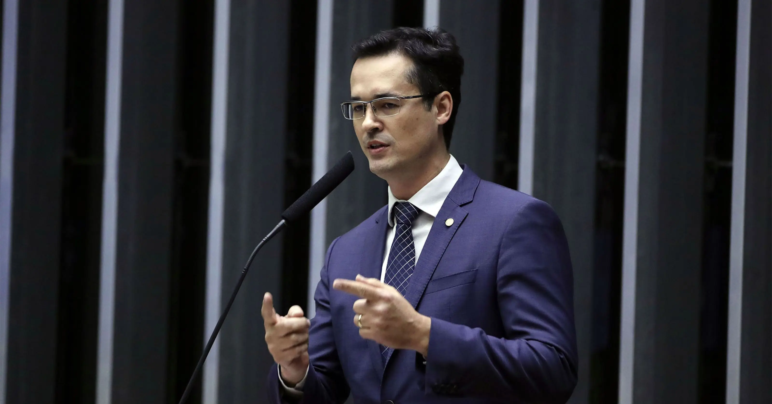 Deltan Dallagnol tenta blindar Bolsonaro e minimiza violação da tornozeleira<div class="iad-mobile-excerpt">Brasília (DF) — O ex-procurador Deltan Dallagnol divulgou nesta segunda-feira (24) um vídeo nas redes sociais para tentar justificar a violação da […]</div><div class="iad-cat-meta">  <a href="https://www.iadodinheiro.com.br/author/ia-dinheiro/" class="iad-cat-link">    <span class="iad-cat-name">Redação IA Dinheiro</span>  </a>  <span class="iad-cat-sep"> | </span>  <span class="iad-cat-date">25.11.2025</span></div>