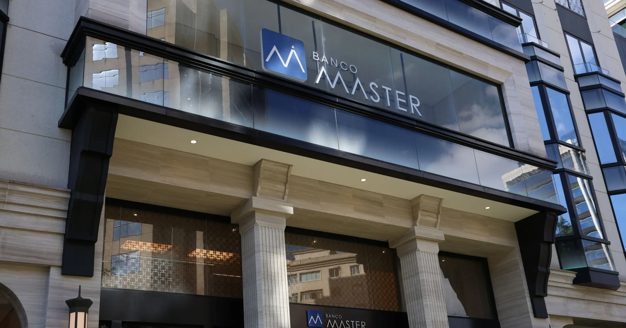 Golpe no Banco Master revela falhas graves na regulação financeira brasileira<div class="iad-mobile-excerpt">Caio de Freitas e Wanessa Celina da Agência Pública As autoridades ainda investigam a extensão e quem se envolveu nas fraudes no […]</div><div class="iad-cat-meta">  <a href="https://www.iadodinheiro.com.br/author/apublica/" class="iad-cat-link">    <span class="iad-cat-name">Agência Pública</span>  </a>  <span class="iad-cat-sep"> | </span>  <span class="iad-cat-date">05.12.2025</span></div>