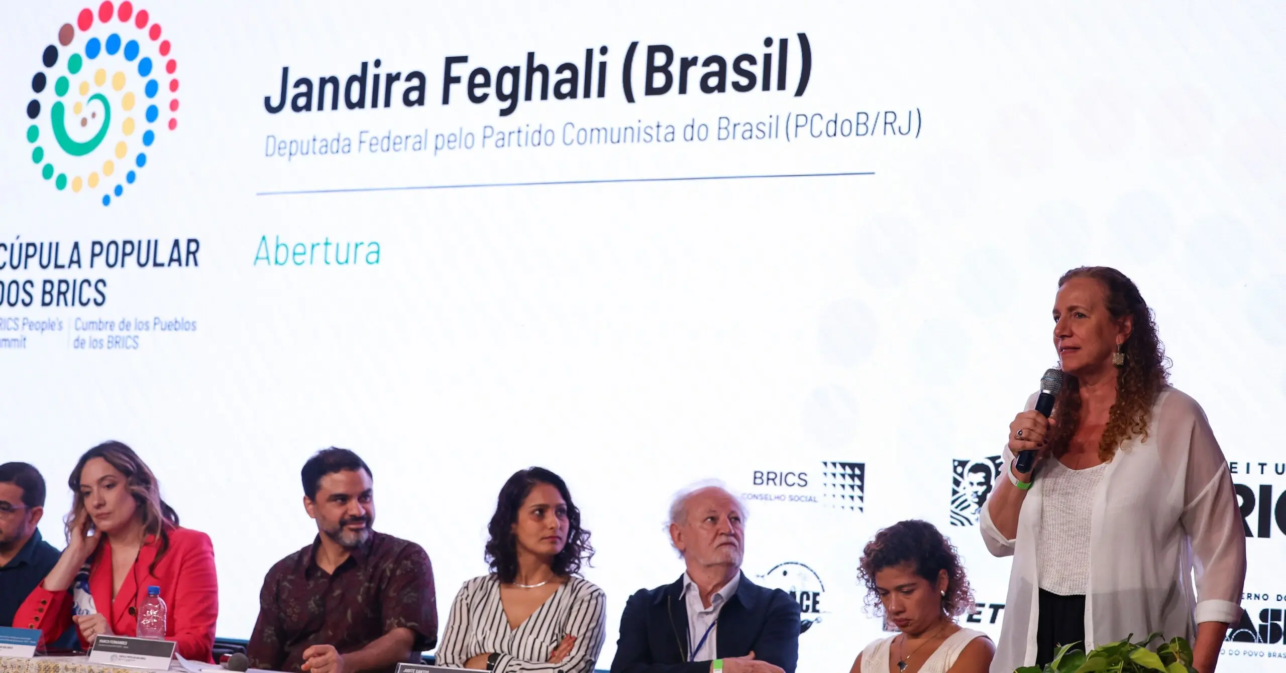 1ª Cúpula Popular do Brics será sediada no Rio de Janeiro<div class="iad-mobile-excerpt">Começou nesta segunda-feira (1º). no Armazém da Utopia, no centro do Rio de Janeiro, a 1ª Cúpula Popular do Brics, evento criado para […]</div><div class="iad-cat-meta">  <a href="https://www.iadodinheiro.com.br/author/agencia-brasil/" class="iad-cat-link">    <span class="iad-cat-name">Agência Brasil</span>  </a>  <span class="iad-cat-sep"> | </span>  <span class="iad-cat-date">01.12.2025</span></div>
