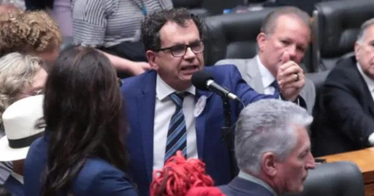 Câmara aprova redução de penas e abre caminho para libertar golpistas