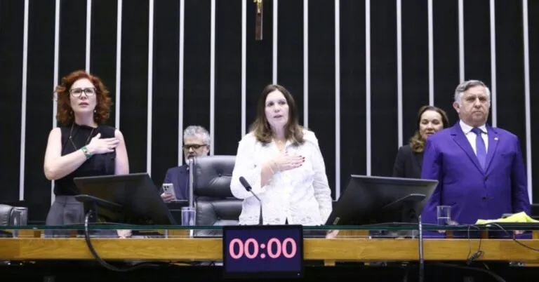 Câmara barra cassação e desafia STF ao blindar Carla Zambelli, condenada e presa na Itália