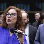 O que está por trás da renúncia de Carla Zambelli à Câmara