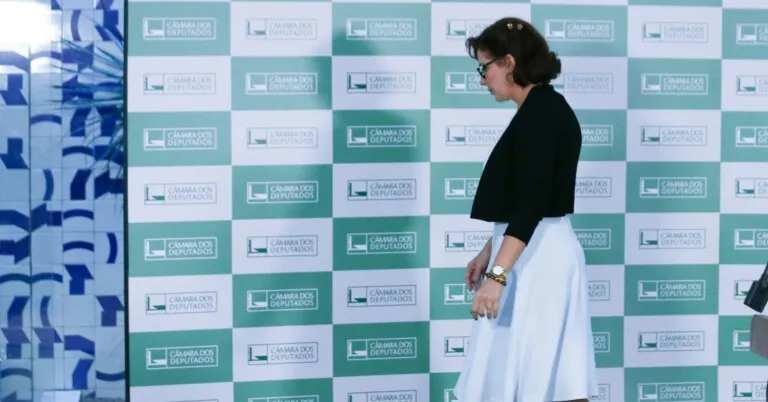 CCJ aprova relatório e envia cassação de Carla Zambelli ao plenário