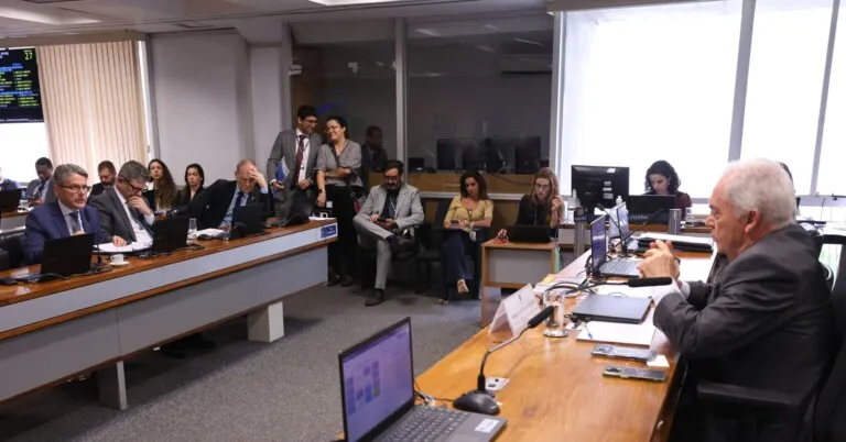 Avanço: CCJ do Senado aprova PEC que extingue escala 6×1