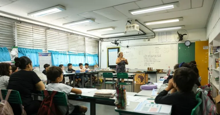 Pesquisa aponta violência e censura contra 90% dos professores no país