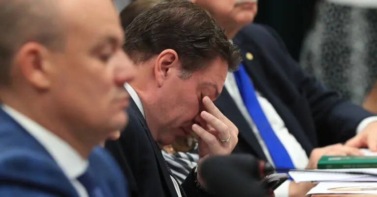 Câmara cancela passaportes diplomáticos de Eduardo Bolsonaro e Alexandre Ramagem