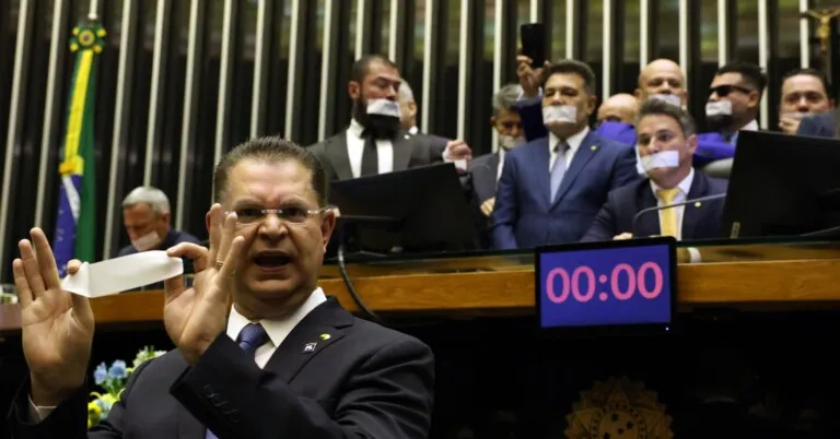 Apreensão de R$ 430 mil com Sóstenes desmonta narrativa anticorrupção do PL