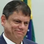 Tarcísio evita comentar candidatura de Flávio, evidenciando disputa na direita