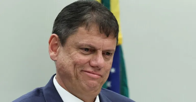 Tarcísio evita comentar candidatura de Flávio, evidenciando disputa na direita